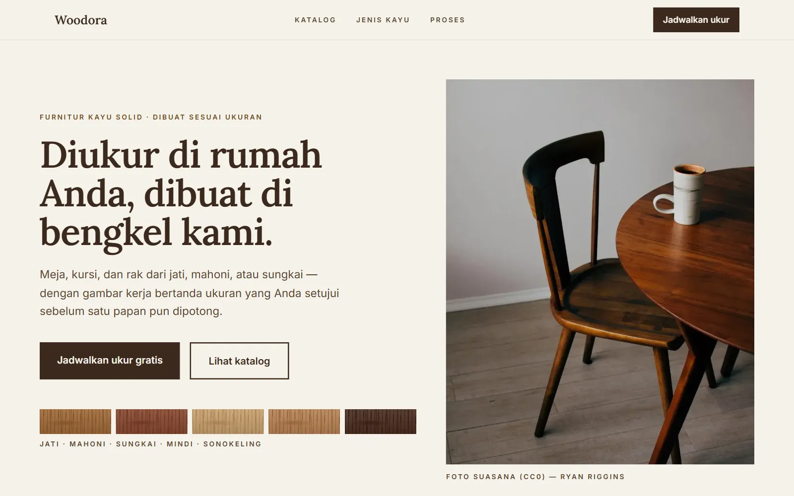 Tampilan layar pertama template Woodora